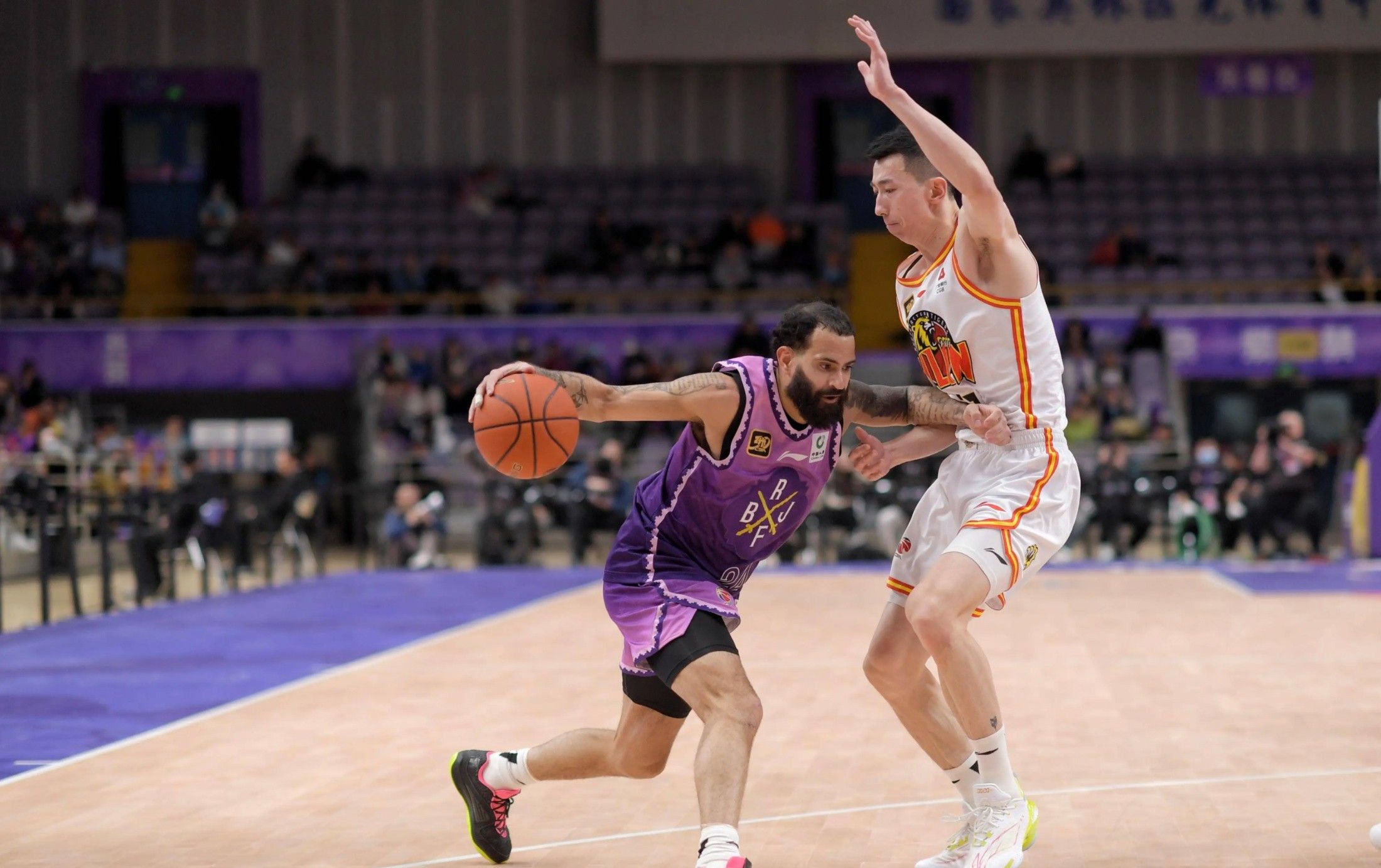 球员们在疫情期间坚定训练，备战战乱中有秩序比赛的简单介绍